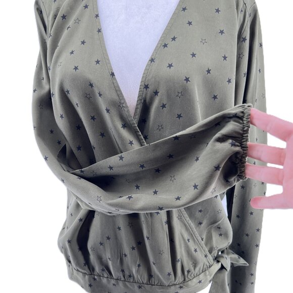 🌟Eddie Bauer Tranquil Olive Wrap Top  XL  Star Print & Tie Waist - Picture 4 of 11